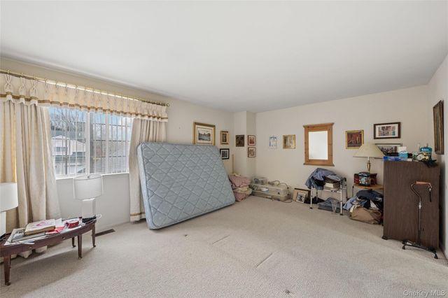 154 Farm House Court, Manorville, NY 11949