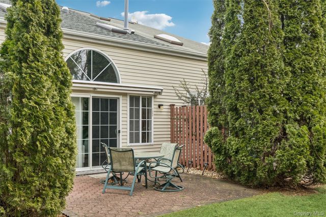 154 Farm House Court, Manorville, NY 11949