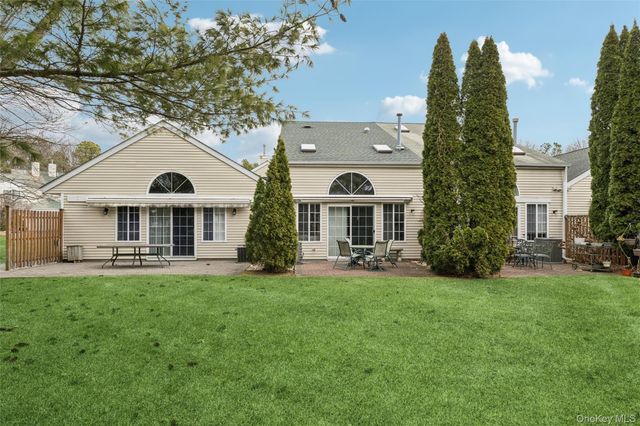 154 Farm House Court, Manorville, NY 11949