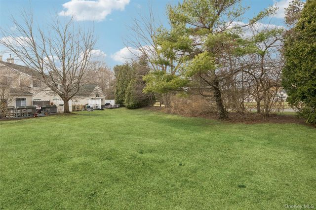 154 Farm House Court, Manorville, NY 11949