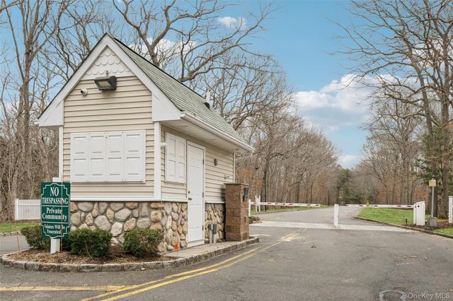 154 Farm House Court, Manorville, NY 11949