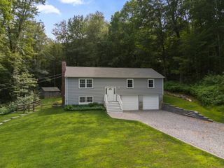 23 Farnsworth Drive, New Hartford, CT 06057
