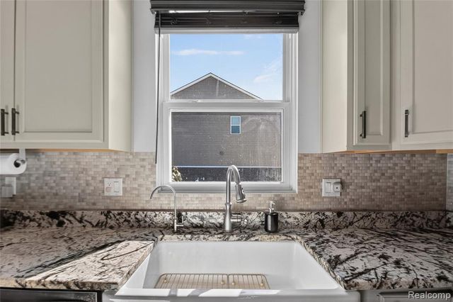 58565 Navarra Drive, South Lyon, MI 48178