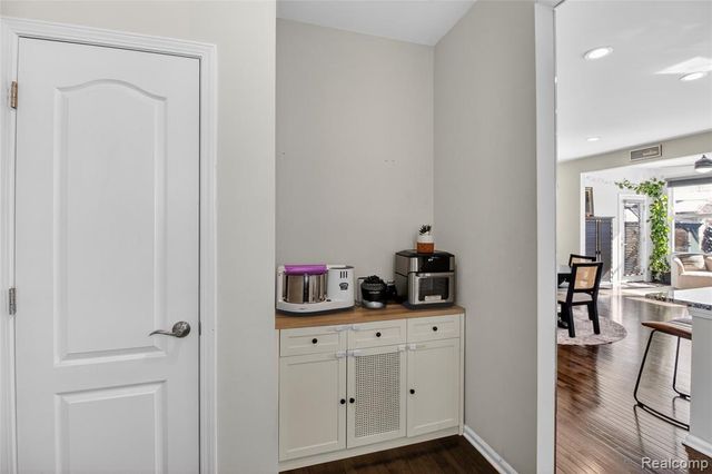 58565 Navarra Drive, South Lyon, MI 48178