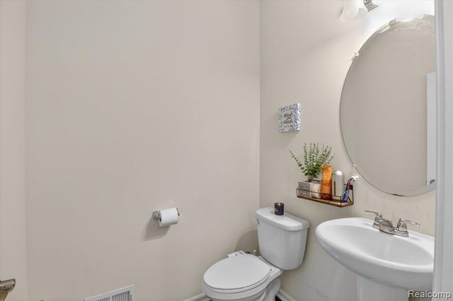 58565 Navarra Drive, South Lyon, MI 48178