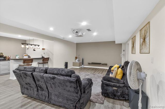 58565 Navarra Drive, South Lyon, MI 48178