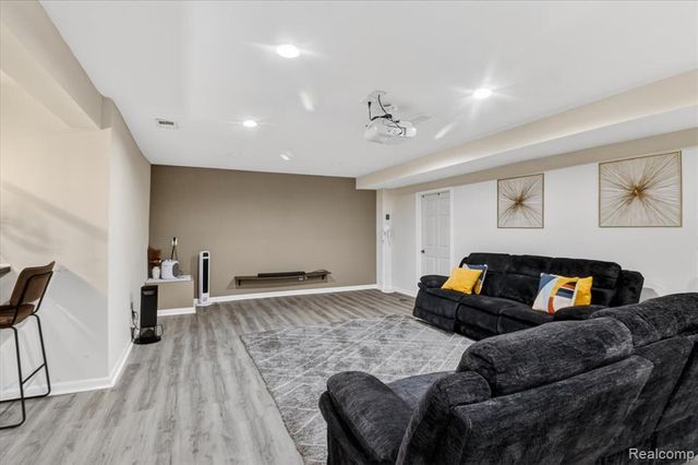 58565 Navarra Drive, South Lyon, MI 48178