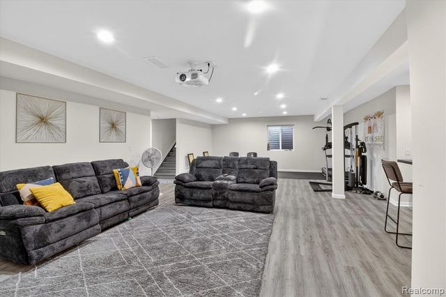 58565 Navarra Drive, South Lyon, MI 48178