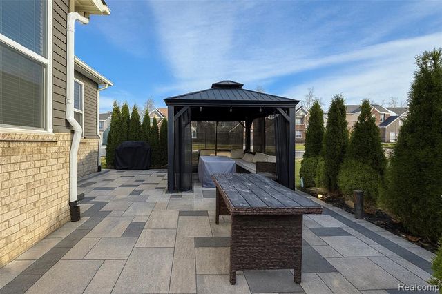 58565 Navarra Drive, South Lyon, MI 48178