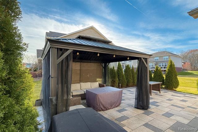 58565 Navarra Drive, South Lyon, MI 48178