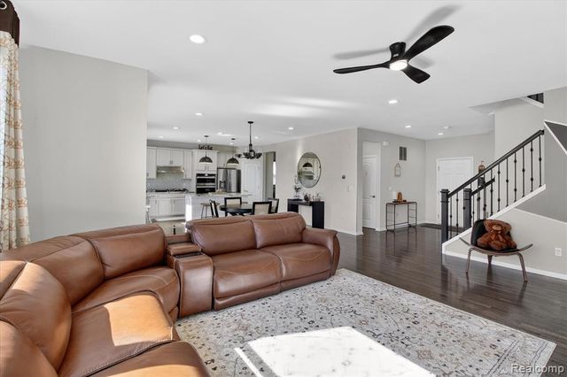 58565 Navarra Drive, South Lyon, MI 48178