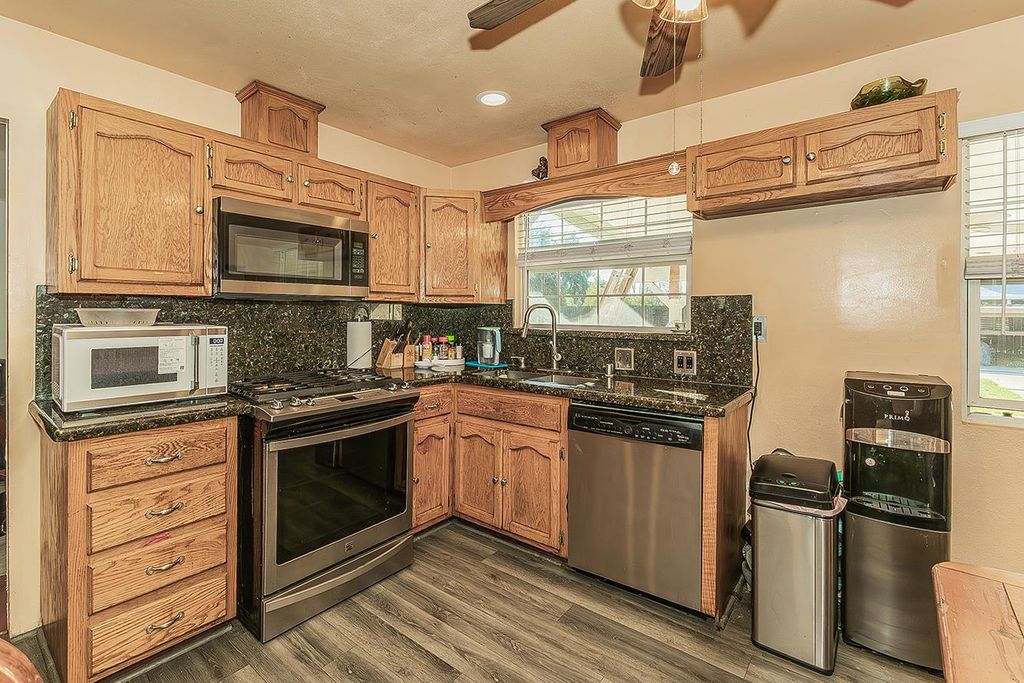 Image 10 of property listing at 257 N Dewitt Avenue, Fresno, CA 93727