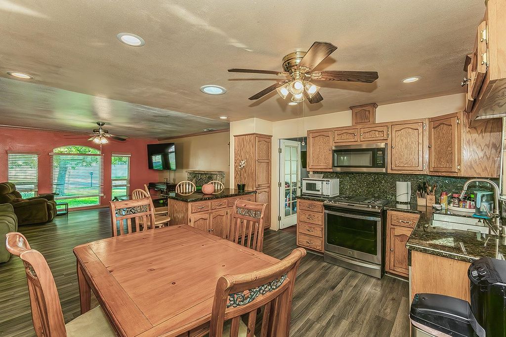 Image 11 of property listing at 257 N Dewitt Avenue, Fresno, CA 93727