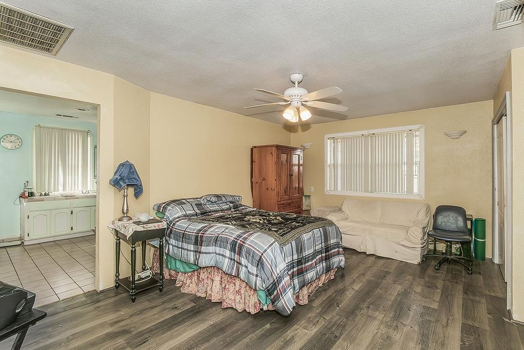 Image 12 of property listing at 257 N Dewitt Avenue, Fresno, CA 93727