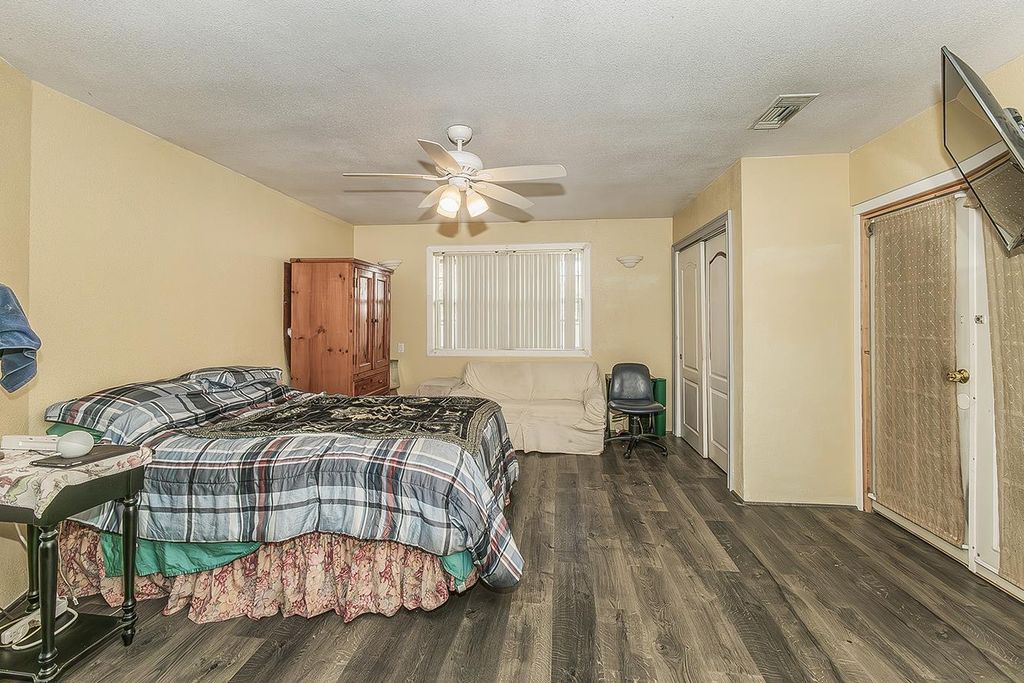 Image 13 of property listing at 257 N Dewitt Avenue, Fresno, CA 93727