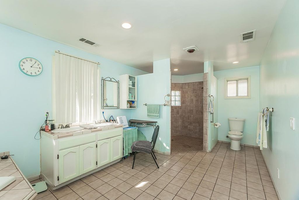 Image 16 of property listing at 257 N Dewitt Avenue, Fresno, CA 93727