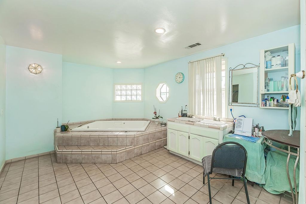 Image 18 of property listing at 257 N Dewitt Avenue, Fresno, CA 93727