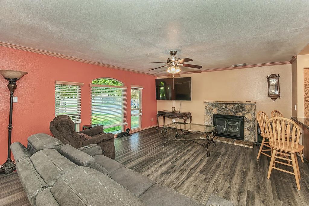 Image 3 of property listing at 257 N Dewitt Avenue, Fresno, CA 93727