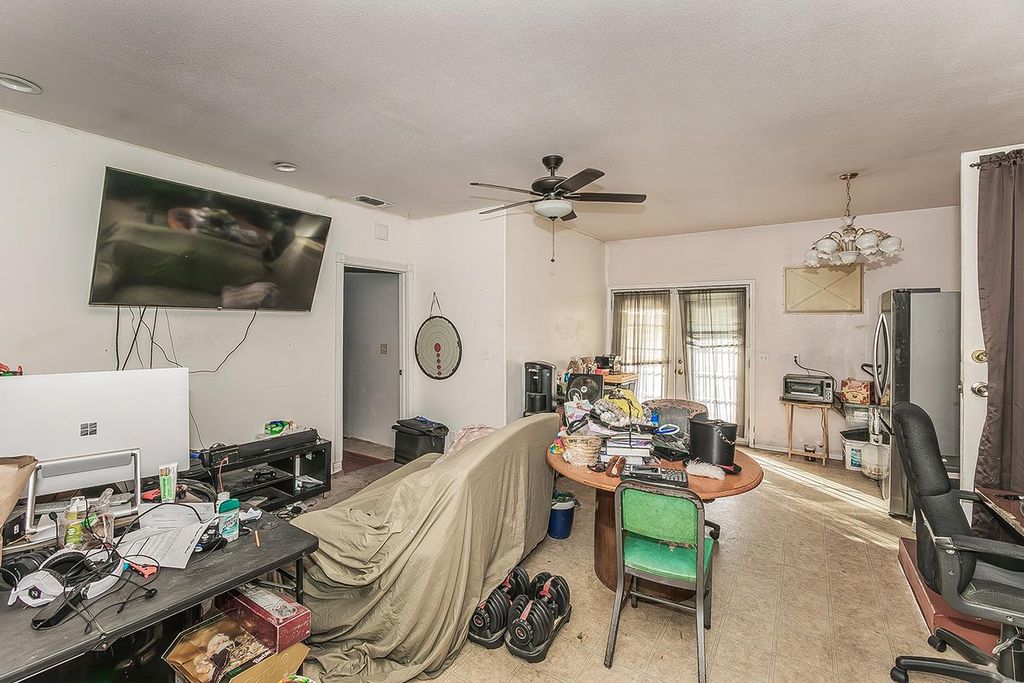 Image 32 of property listing at 257 N Dewitt Avenue, Fresno, CA 93727