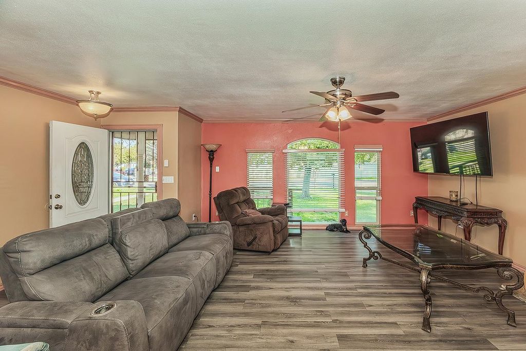 Image 4 of property listing at 257 N Dewitt Avenue, Fresno, CA 93727