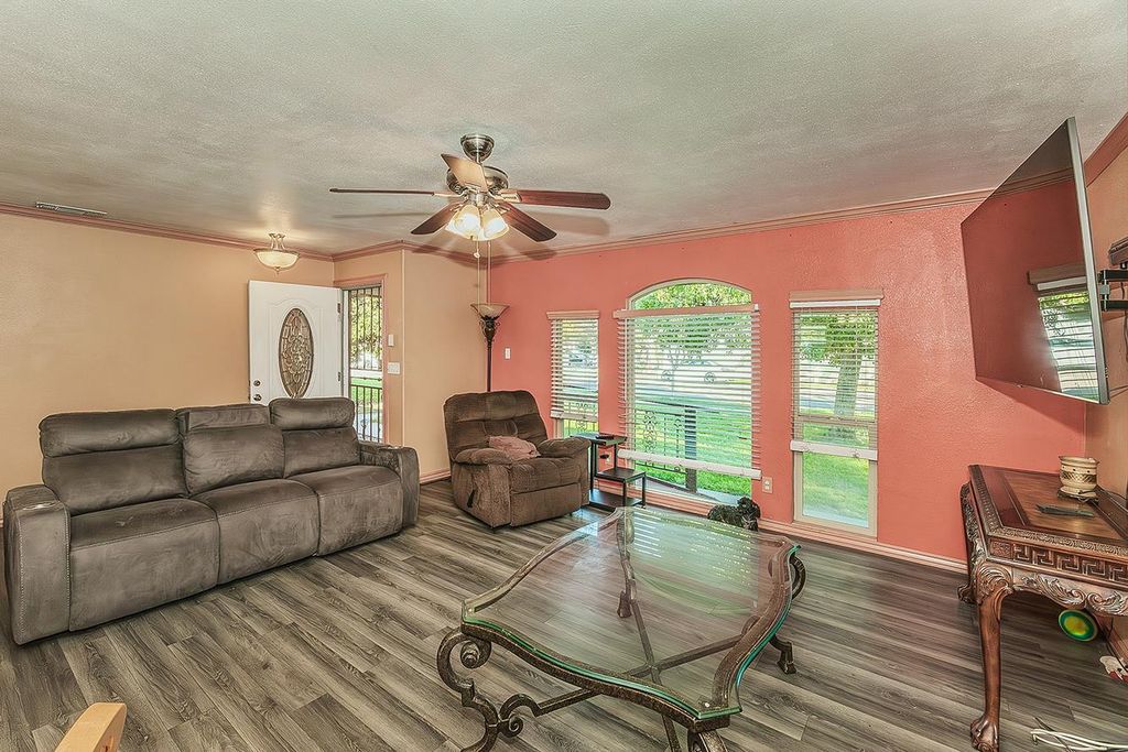 Image 5 of property listing at 257 N Dewitt Avenue, Fresno, CA 93727