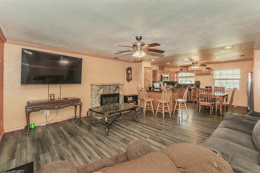 Image 7 of property listing at 257 N Dewitt Avenue, Fresno, CA 93727