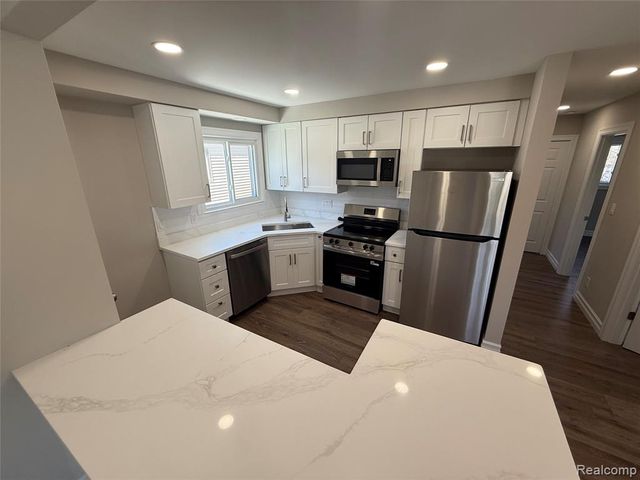 23541 Elmira Street, Saint Clair Shores, MI 48082