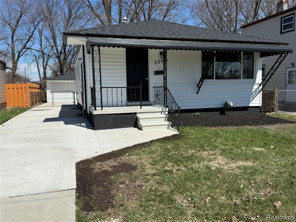 23541 Elmira Street, Saint Clair Shores, MI 48082