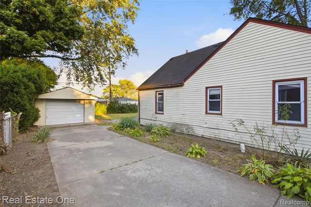 6662 N Gulley Road, Dearborn Heights, MI 48127