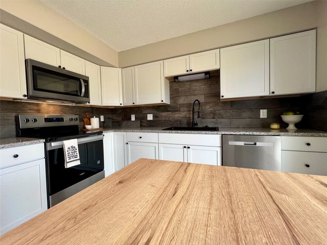 1322 Hunter Drive, Norwalk, IA 50211