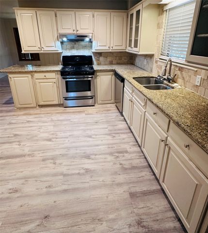 902 Crestview Drive, Sherman, TX 75092