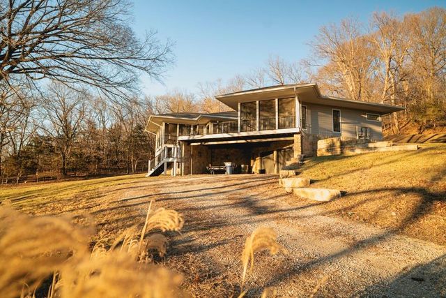 862 E 900 Road, Lawrence, KS 66047