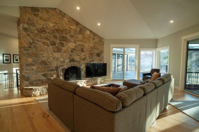 862 E 900 Road, Lawrence, KS 66047