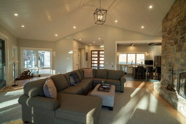 862 E 900 Road, Lawrence, KS 66047