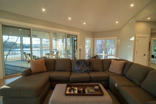 862 E 900 Road, Lawrence, KS 66047