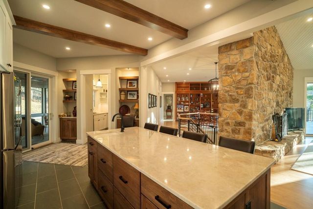 862 E 900 Road, Lawrence, KS 66047