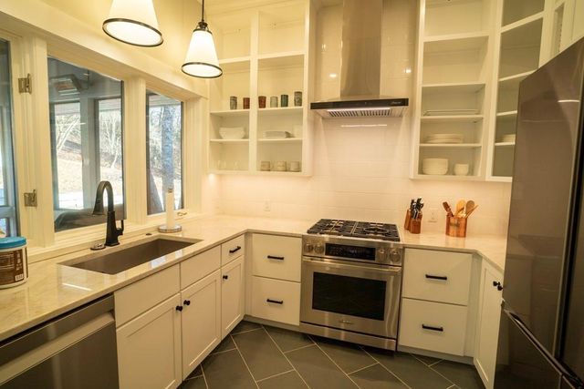 862 E 900 Road, Lawrence, KS 66047