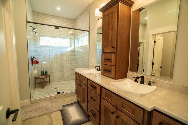 862 E 900 Road, Lawrence, KS 66047