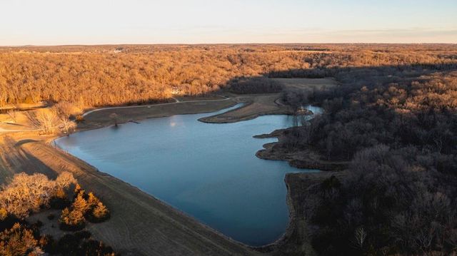 862 E 900 Road, Lawrence, KS 66047