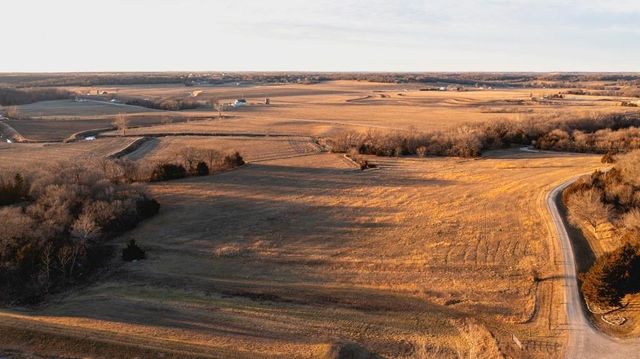 862 E 900 Road, Lawrence, KS 66047