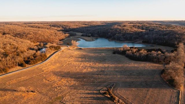 862 E 900 Road, Lawrence, KS 66047