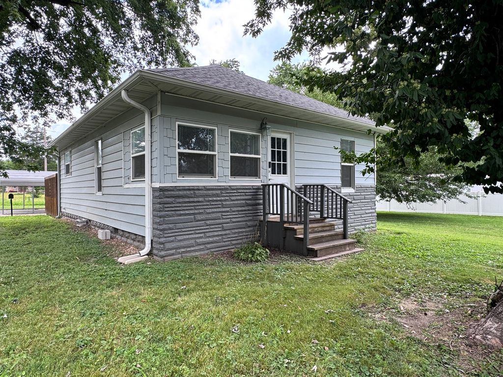 Image 1 of property listing at 450 Bicknell, Centralia, IL 62801