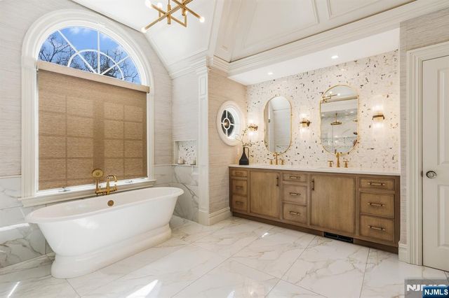 390 Lavelle Court, Wyckoff, NJ 07481