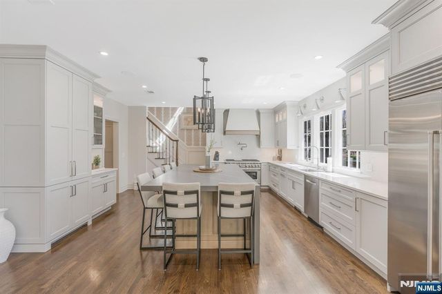 390 Lavelle Court, Wyckoff, NJ 07481