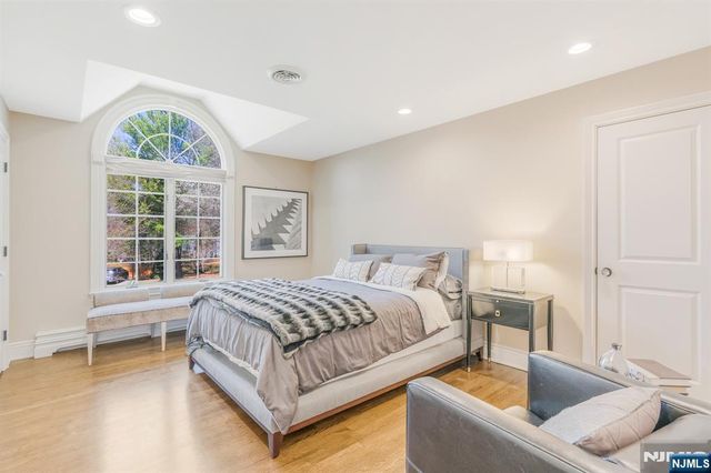 390 Lavelle Court, Wyckoff, NJ 07481