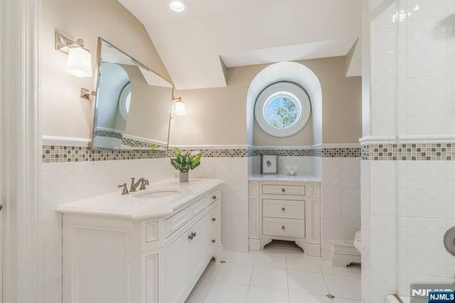 390 Lavelle Court, Wyckoff, NJ 07481
