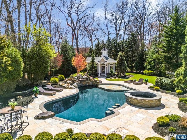 390 Lavelle Court, Wyckoff, NJ 07481