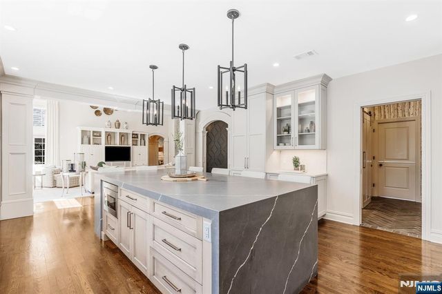 390 Lavelle Court, Wyckoff, NJ 07481
