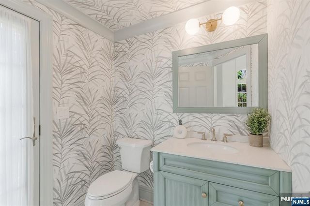 390 Lavelle Court, Wyckoff, NJ 07481