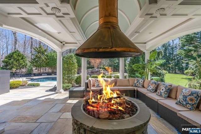 390 Lavelle Court, Wyckoff, NJ 07481